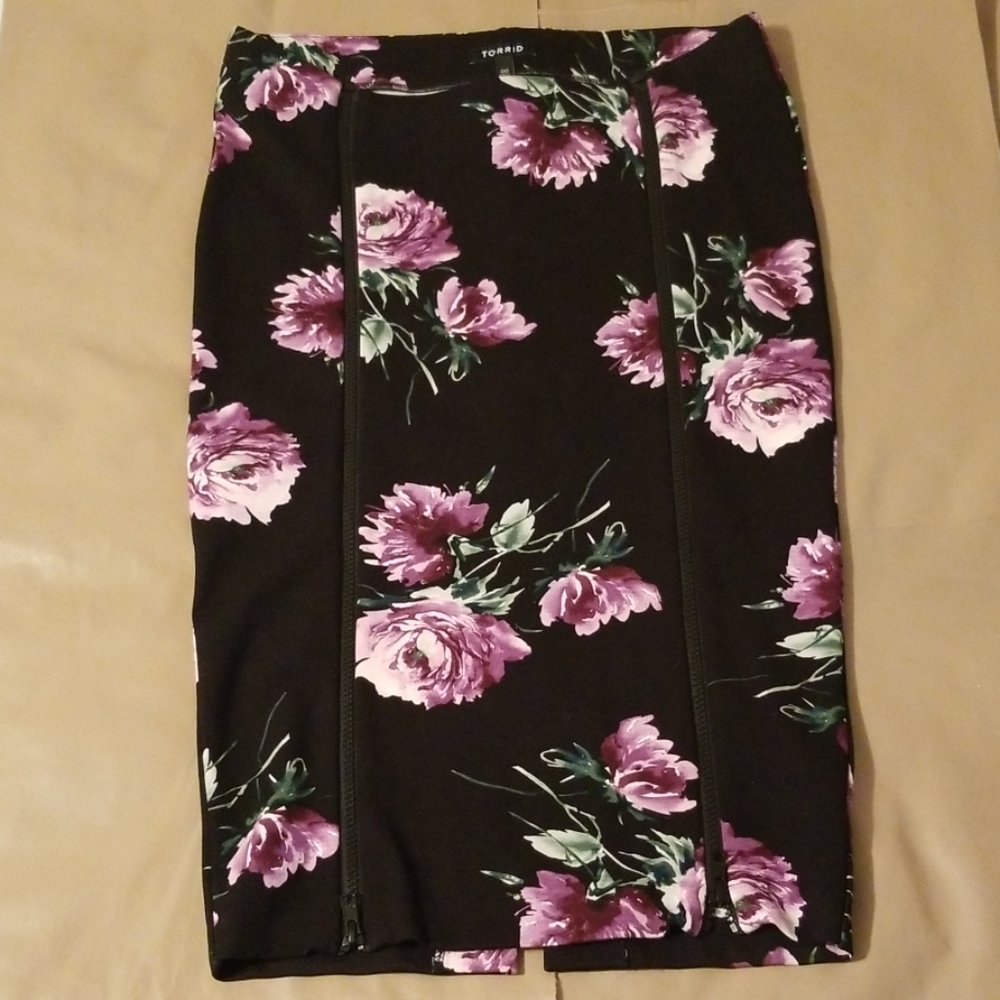 Torrid black and floral pencil skirt Sz M